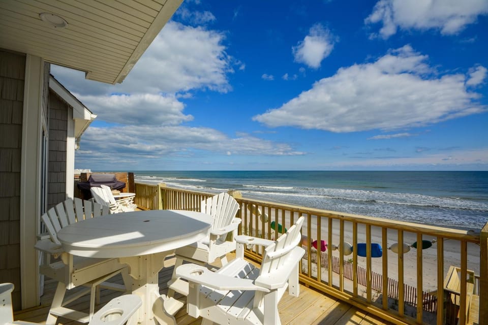 Discover Ocean Song-5BR Beachfront home in North Topsail Beach, perfect for 15 guests! House in North Topsail Beach