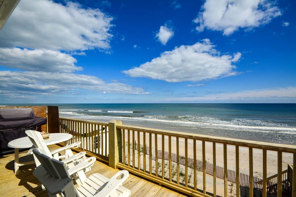 Discover Ocean Song-5BR Beachfront home in North Topsail Beach, perfect for 15 guests! House in North Topsail Beach