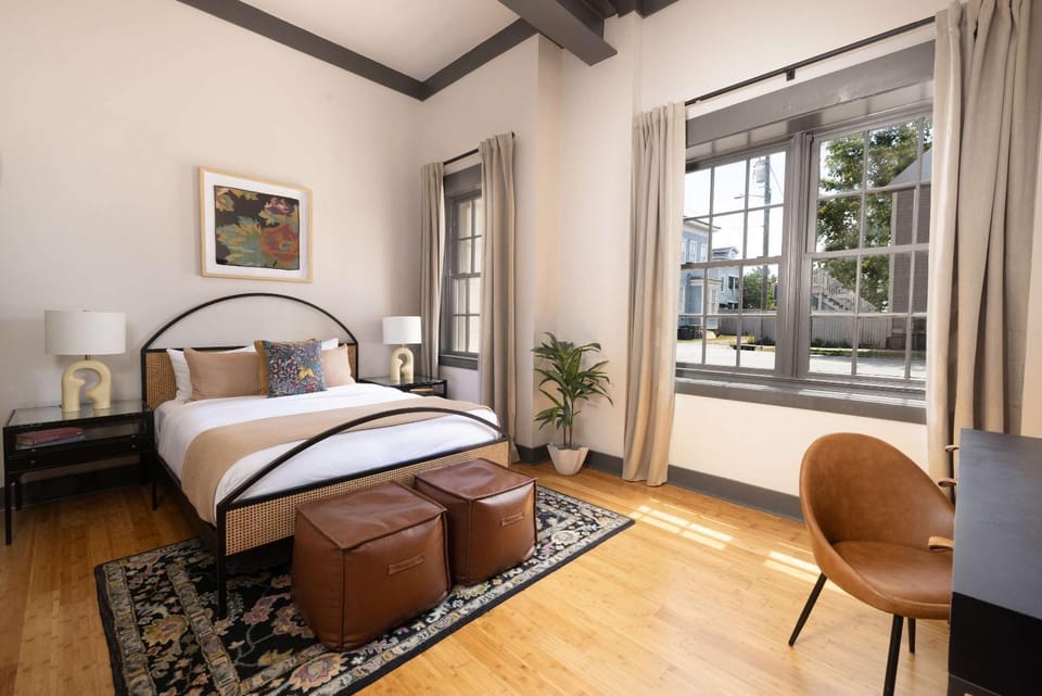 Refurbished Townhome Walk to Forsyth & Parking House in Savannah