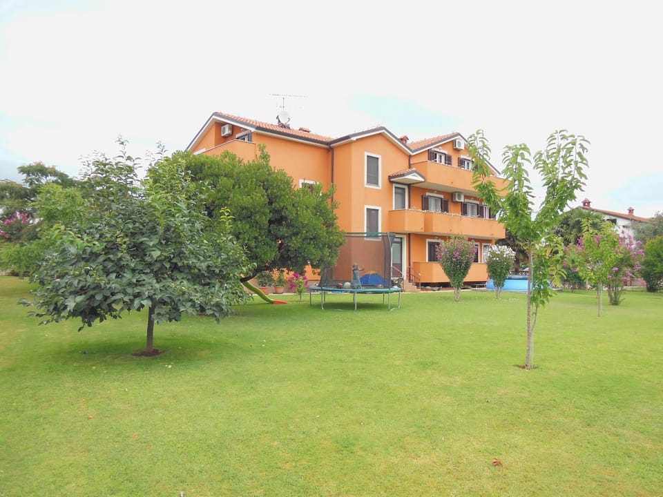 Property building, Facade/entrance, Garden