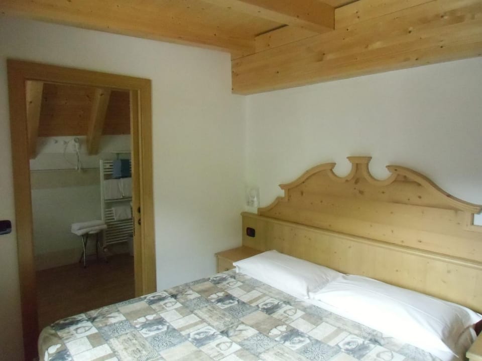 Shower, Toilet, Bed, Bathroom, Bedroom
