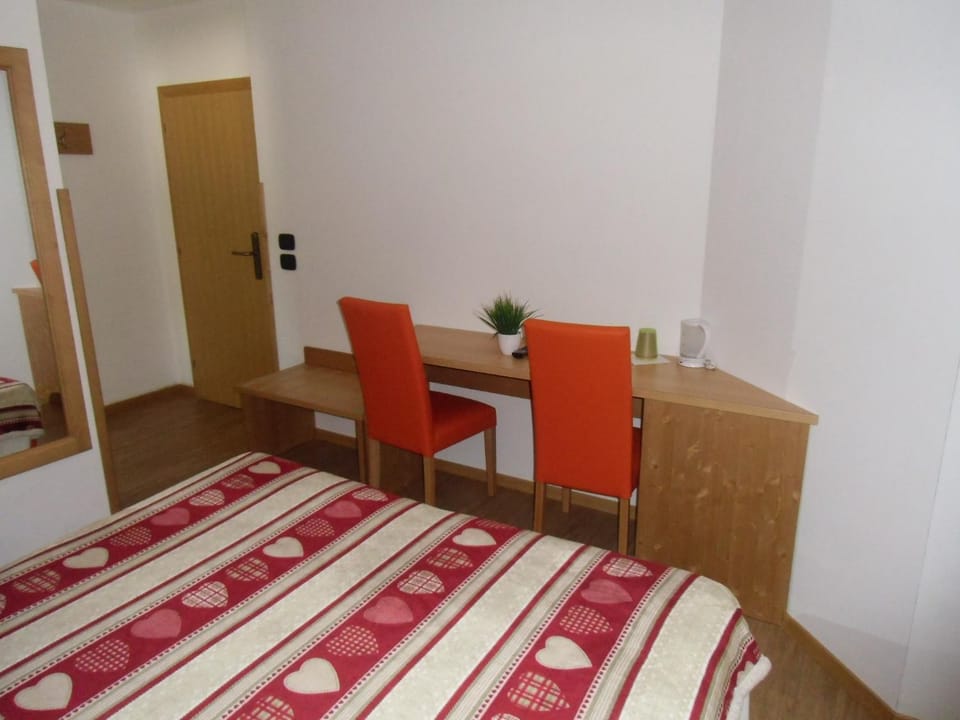 Shower, Toilet, Bed, Photo of the whole room, Bedroom