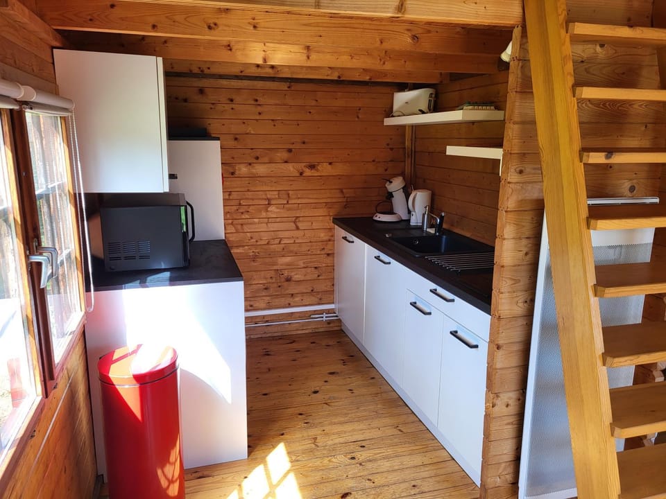 Coffee/tea facilities, dishwasher, microwave, stove, toaster