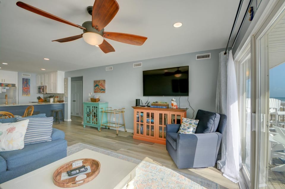 Oceanfront 3BR Queen's Grant condo in Topsail Beach, perfect for family getaways. House in Topsail Beach