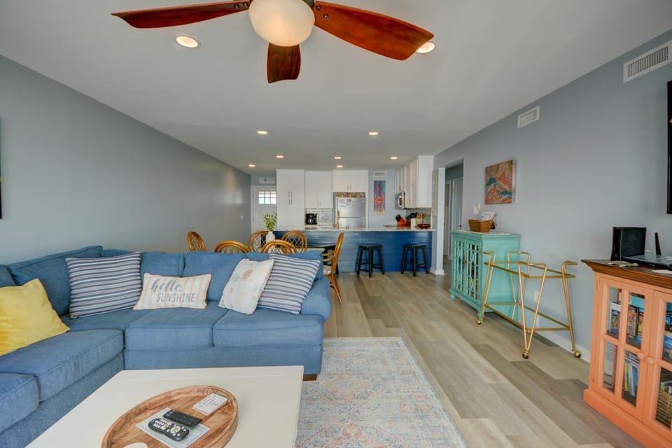 Oceanfront 3BR Queen's Grant condo in Topsail Beach, perfect for family getaways. House in Topsail Beach