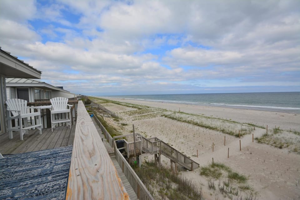 Oceanfront 3BR Queen's Grant condo in Topsail Beach, perfect for family getaways. House in Topsail Beach