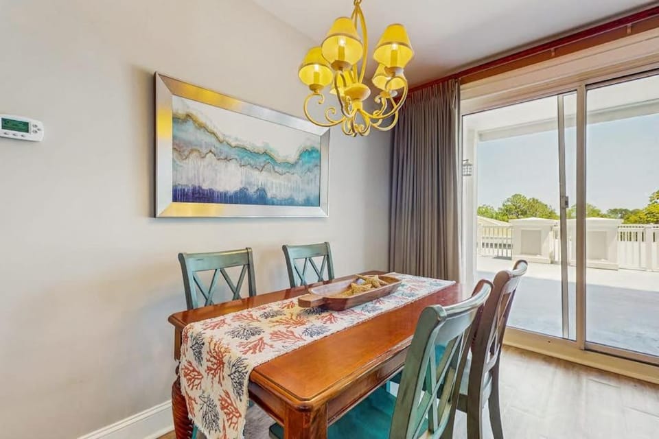 3rd-floor Condo with pools marina tennis large balcony beach access House in Miramar Beach