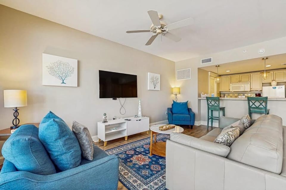 3rd-floor Condo with pools marina tennis large balcony beach access House in Miramar Beach