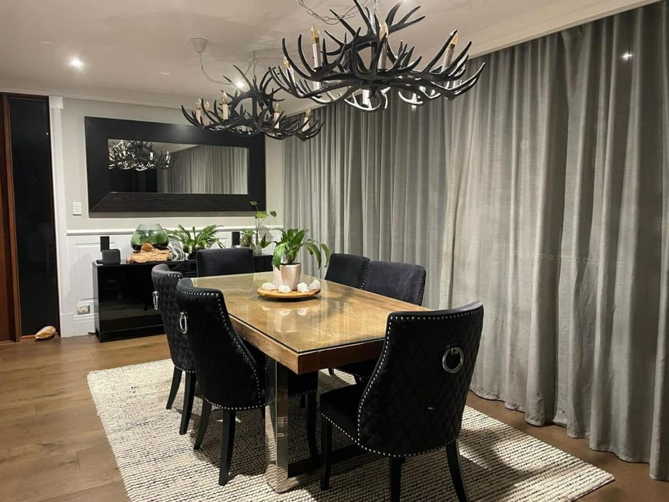 Modern Luxury Retreat, Sleeps 8, Mount Tamborine House in Tamborine Mountain