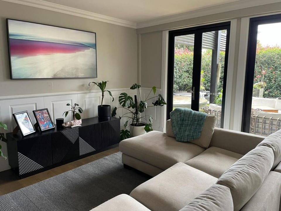 Modern Luxury Retreat, Sleeps 8, Mount Tamborine House in Tamborine Mountain