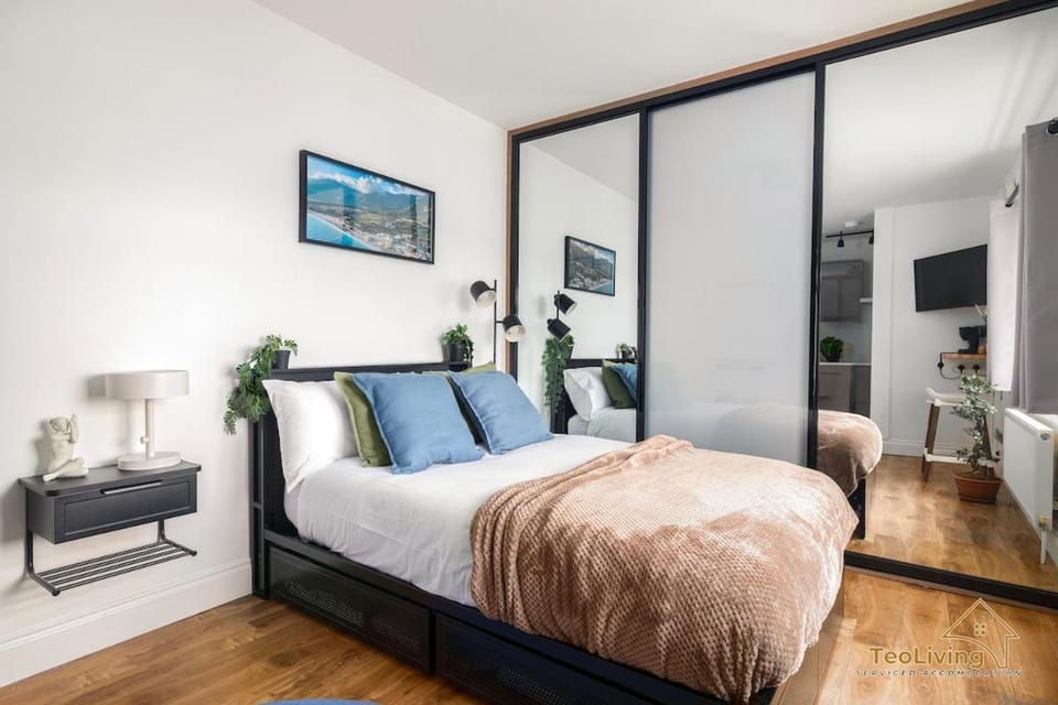 High-End Studio Free WashDryFold Near Wembley Apartment in Wembley