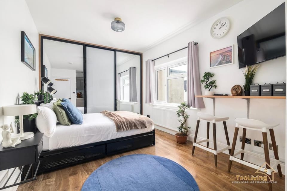 High-End Studio Free WashDryFold Near Wembley Apartment in Wembley