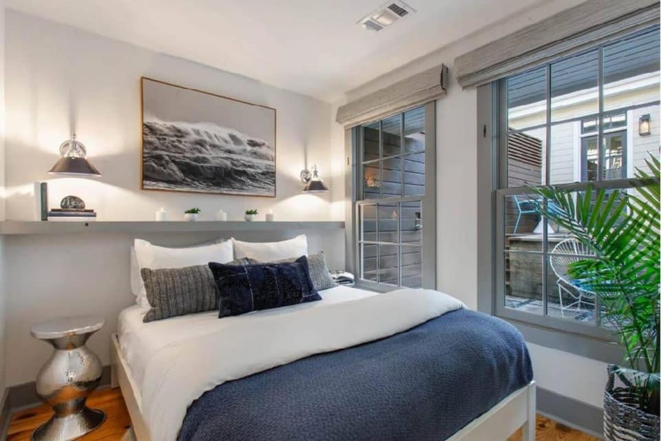 Upscale Carriage House with Pool Near River St House in Savannah