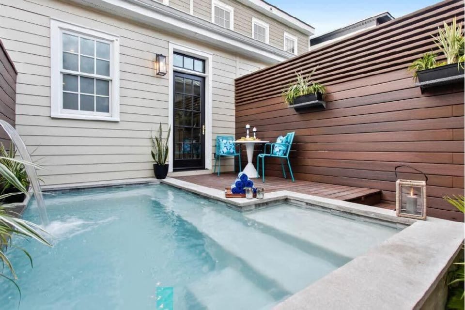 Upscale Carriage House with Pool Near River St House in Savannah