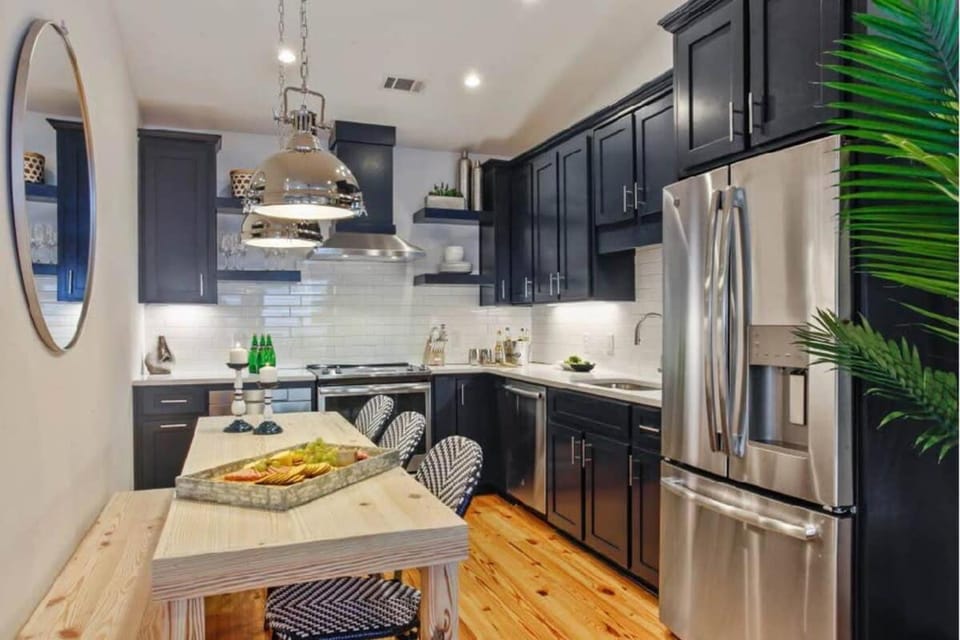 Upscale Carriage House with Pool Near River St House in Savannah
