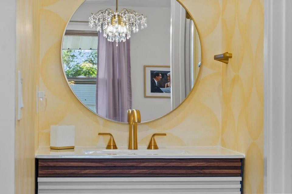 Suite 2 Newly Renovated Dwntwn WB Steps to Beach Apartment in Williams Bay