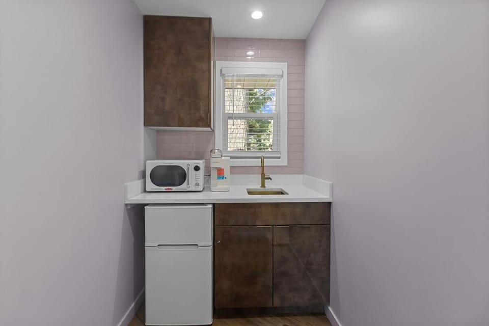 Suite 2 Newly Renovated Dwntwn WB Steps to Beach Apartment in Williams Bay