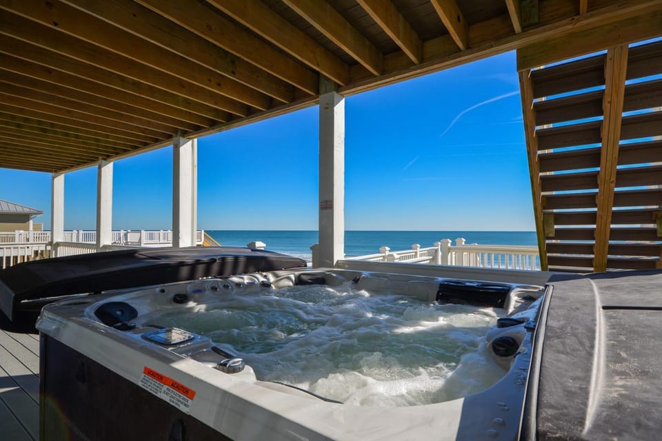 Sandy Paradise--An oceanfront, 6-bedroom retreat in Surf City, perfect for 20 guests! House in Surf City