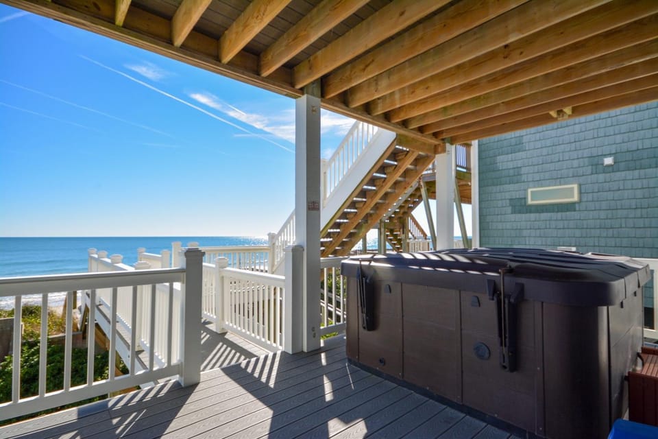 Sandy Paradise--An oceanfront, 6-bedroom retreat in Surf City, perfect for 20 guests! House in Surf City