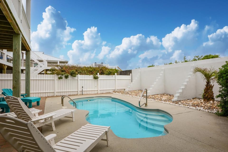 Sandy Paradise--An oceanfront, 6-bedroom retreat in Surf City, perfect for 20 guests! House in Surf City