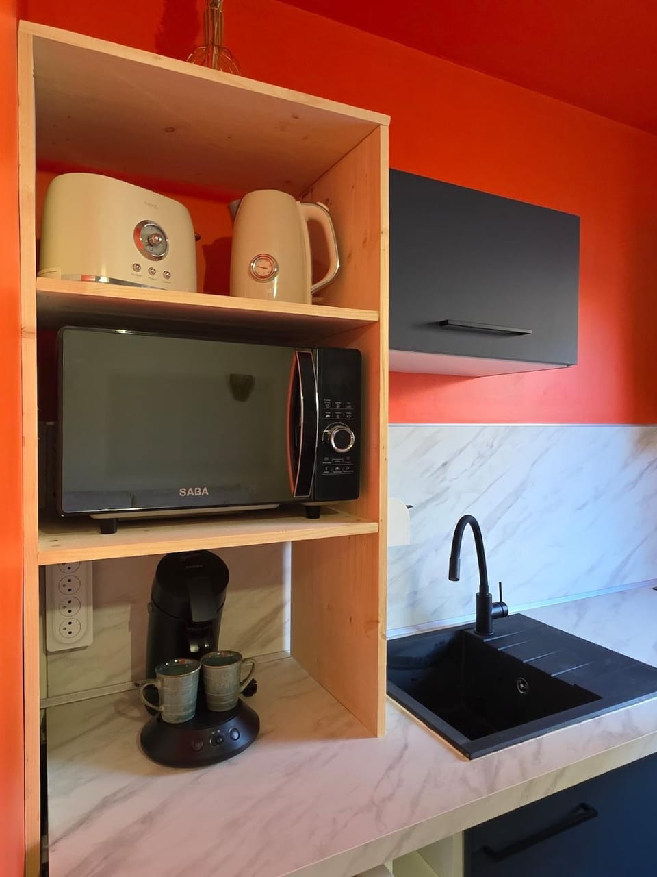 Coffee/tea facilities, stove, toaster