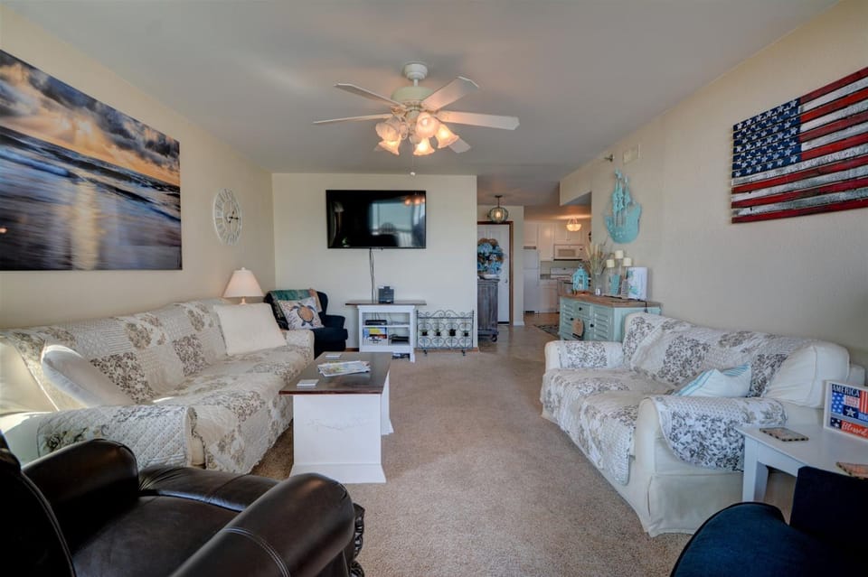 Experience oceanfront living at Shipwatch Villas 1209 in North Topsail Beach! House in North Topsail Beach