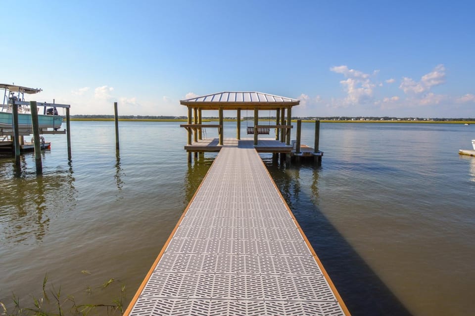 Southeast of Disorder-- Spacious 4-bedroom home in Surf City with stunning sound views House in Topsail Beach