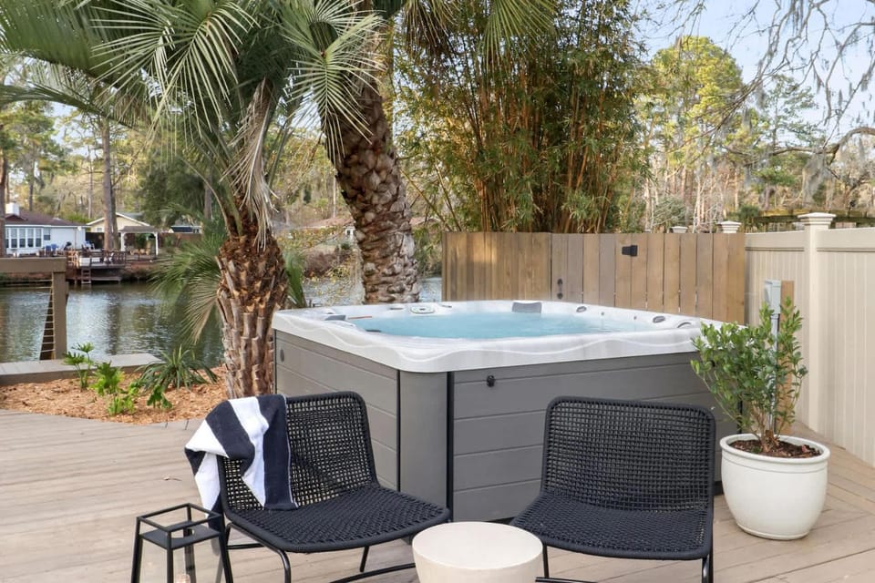 Lakefront Oasis Pool & Hot Tub House in Wilmington Island