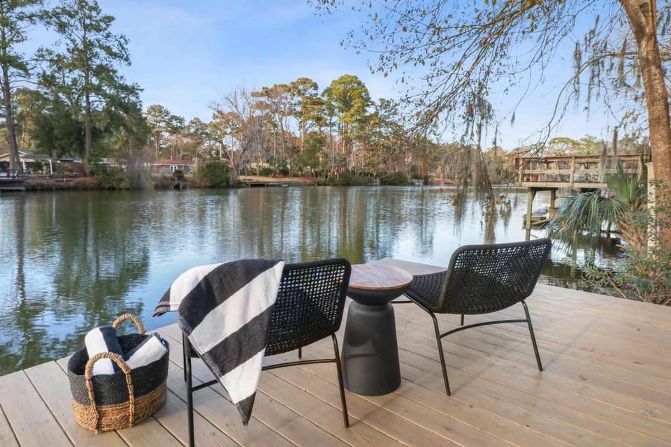 Lakefront Oasis Pool & Hot Tub House in Wilmington Island