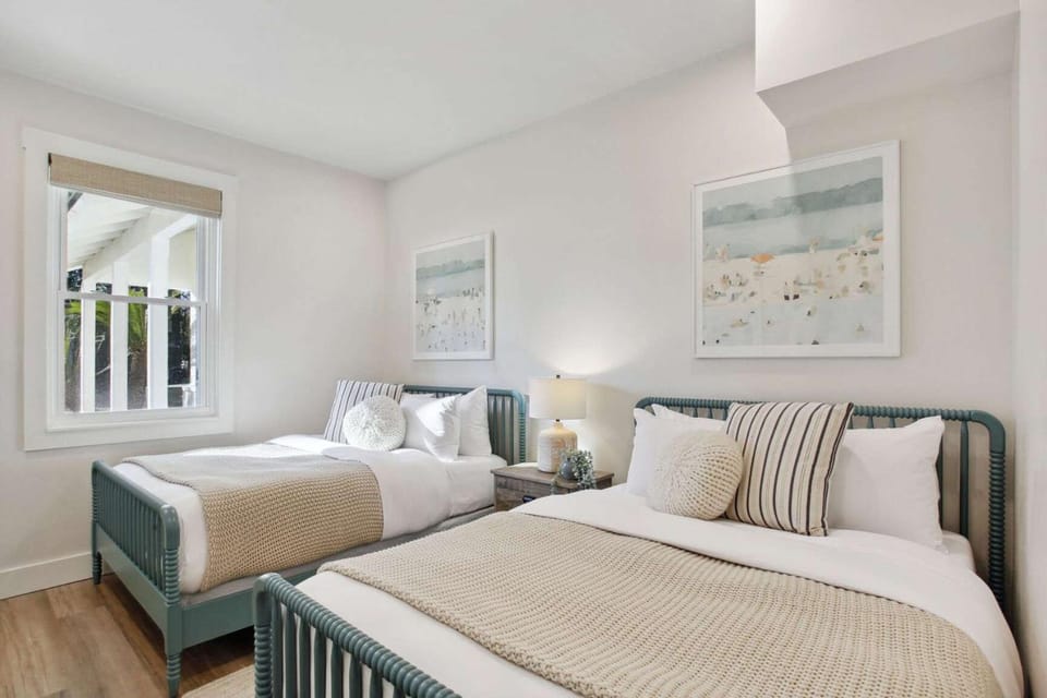 Lakefront Oasis Pool & Hot Tub House in Wilmington Island