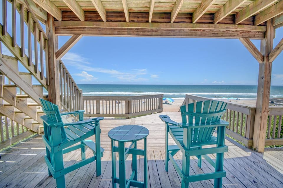 Sundance-- Oceanfront 3BR cottage in Surf City, perfect for 10 guests! House in Surf City