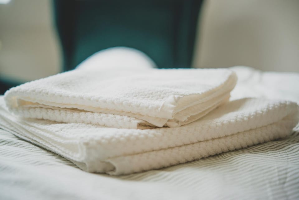 Bed, towels