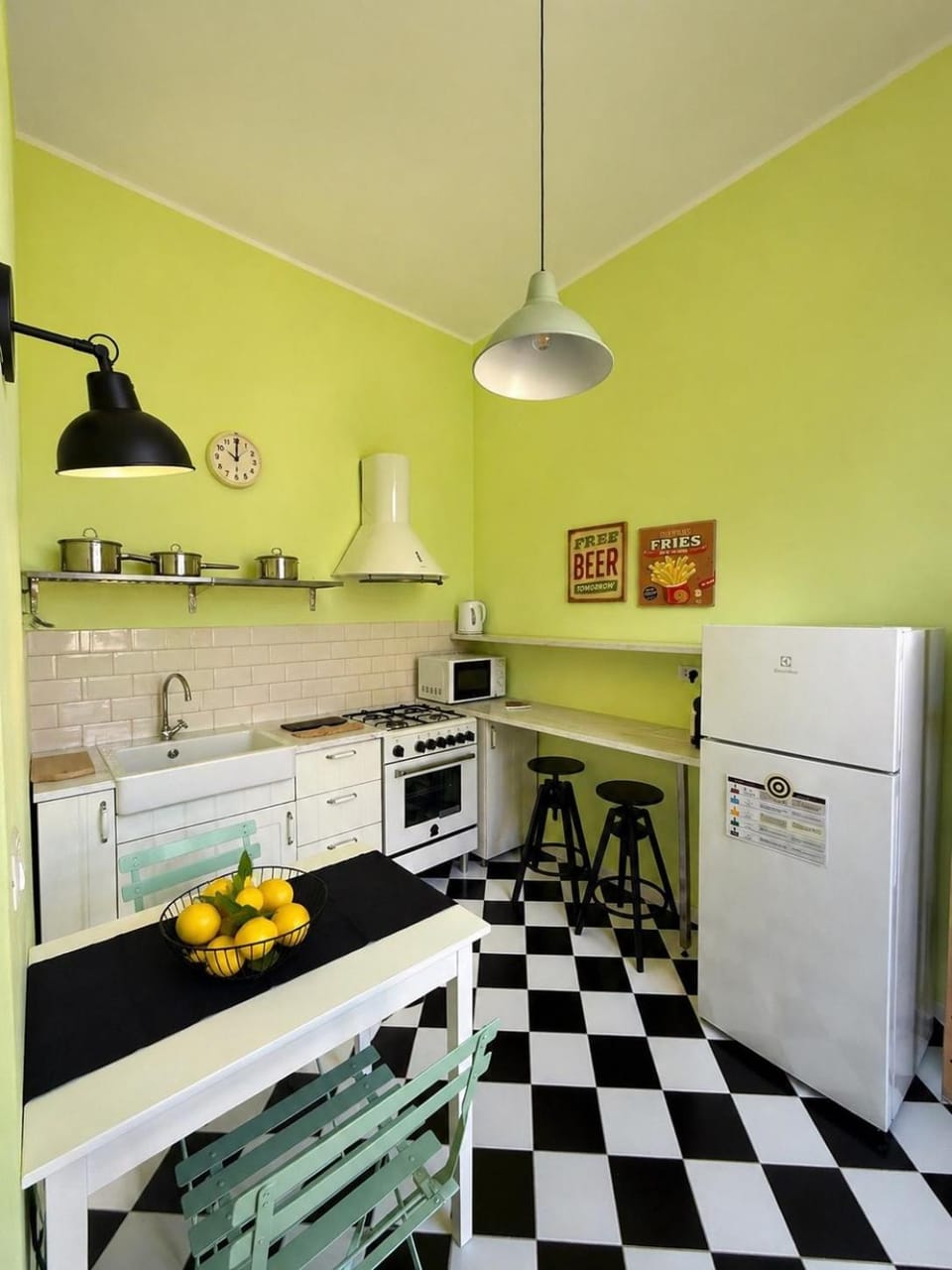 Kitchen or kitchenette, Dining area, stove