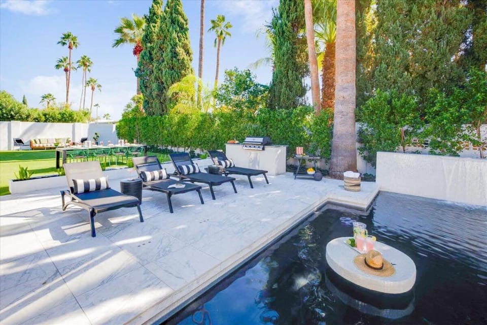Modern Desert Home Heated Pool House in Scottsdale