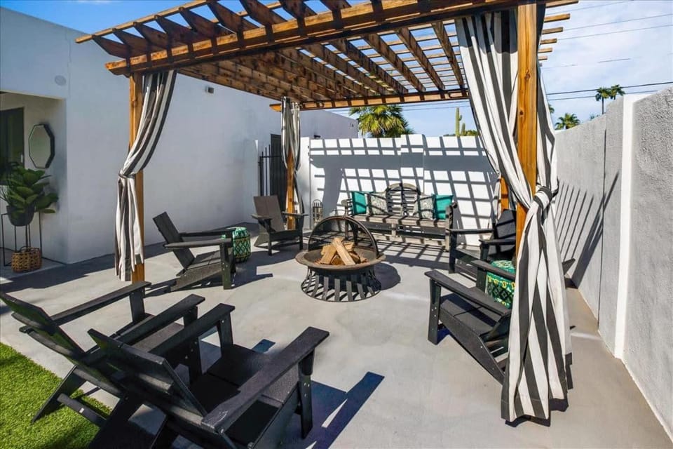 Modern Desert Home Heated Pool House in Scottsdale