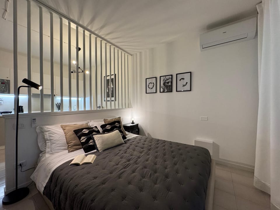 Bed, Photo of the whole room, Bedroom, internet, air conditioner