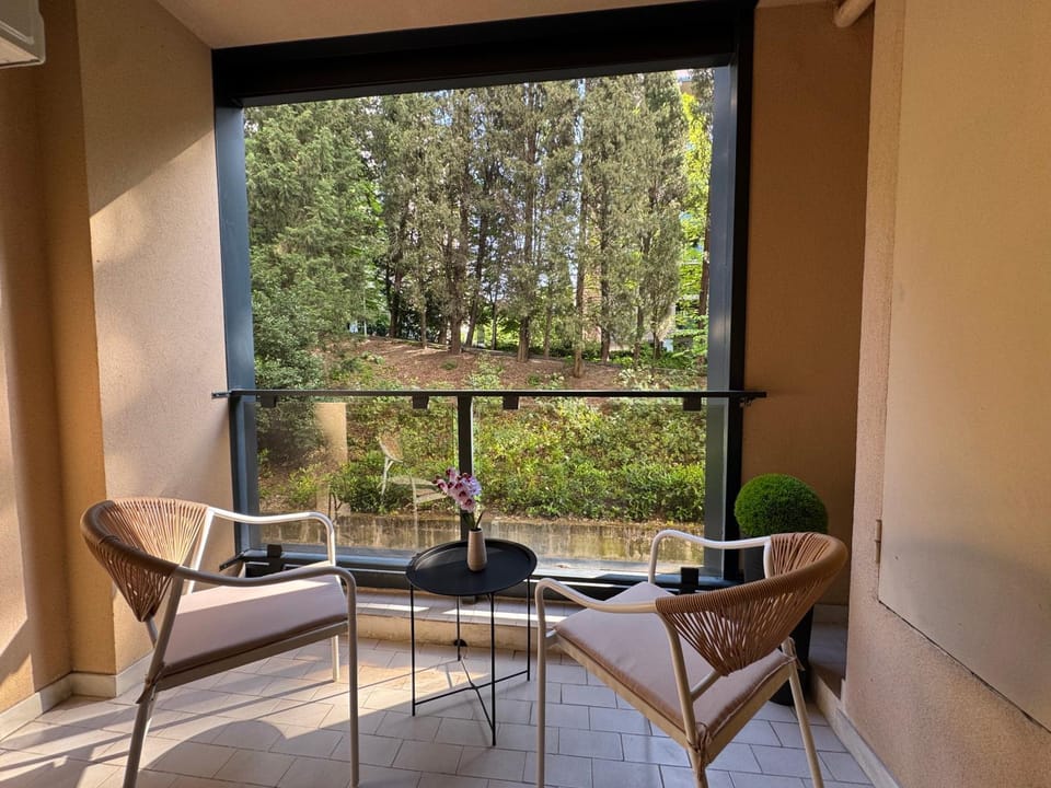 View (from property/room), Balcony/Terrace, Balcony/Terrace, Inner courtyard view, internet