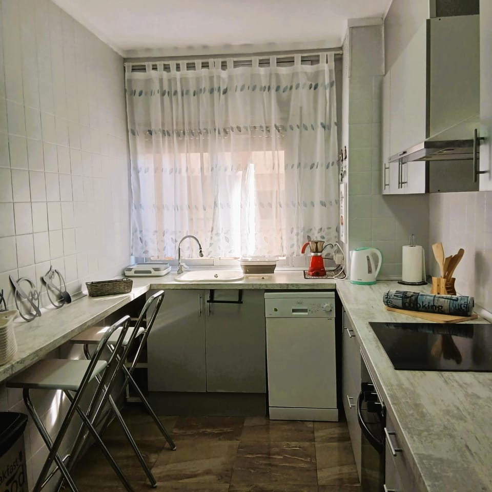 Coffee/tea facilities, Kitchen or kitchenette, Dining area, oven, pet friendly, stove