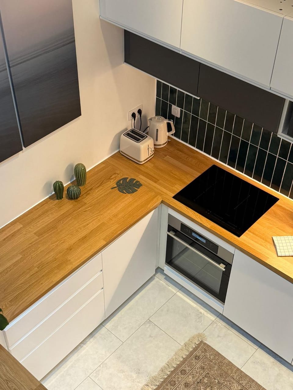 Coffee/tea facilities, Kitchen or kitchenette, stove, toaster