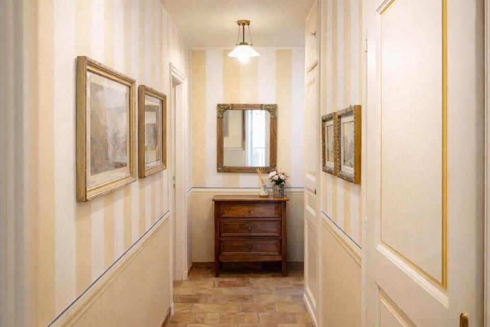 Premium Stay in Place des Lices Apartment in Saint-Tropez
