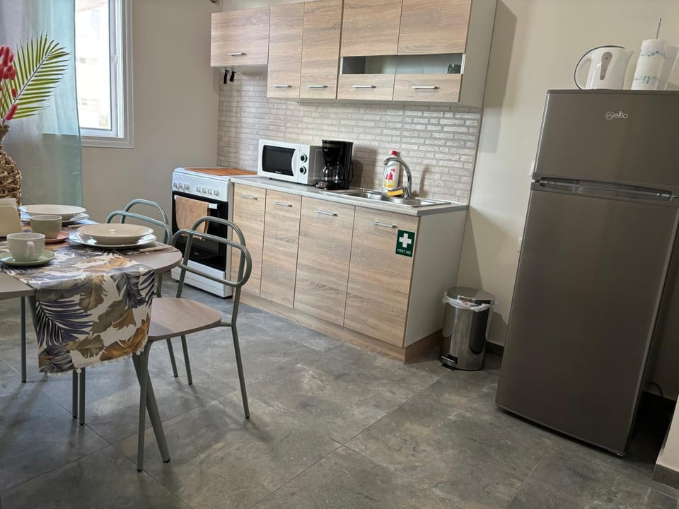 Kitchen or kitchenette, Dining area, oven
