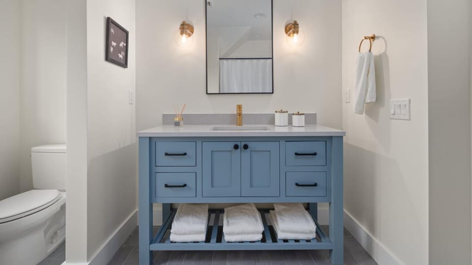 Sleek Stowe Retreat 5 Bedrooms Sleeps up to 10 House in Morristown