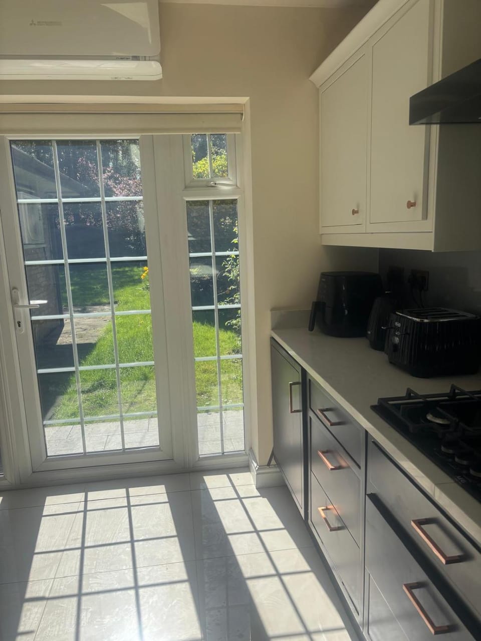 6 Bedrooms Fully Furnished Property in Egham TW20 LP House in Egham