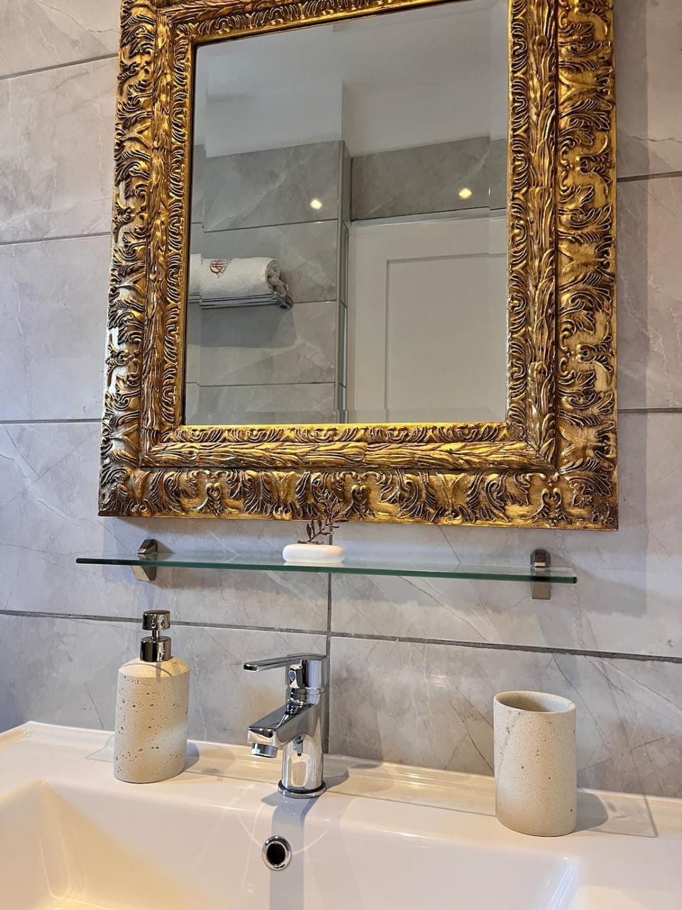 Bathroom, Decorative detail