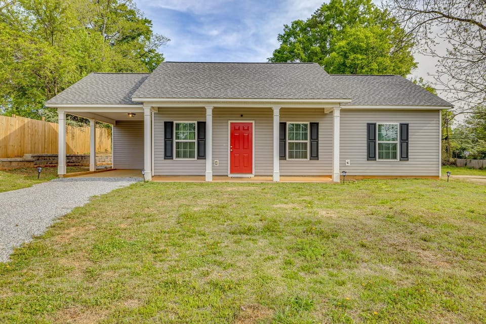Peaceful Spartanburg Home Base, 6 Mi to Dtwn! House in Spartanburg