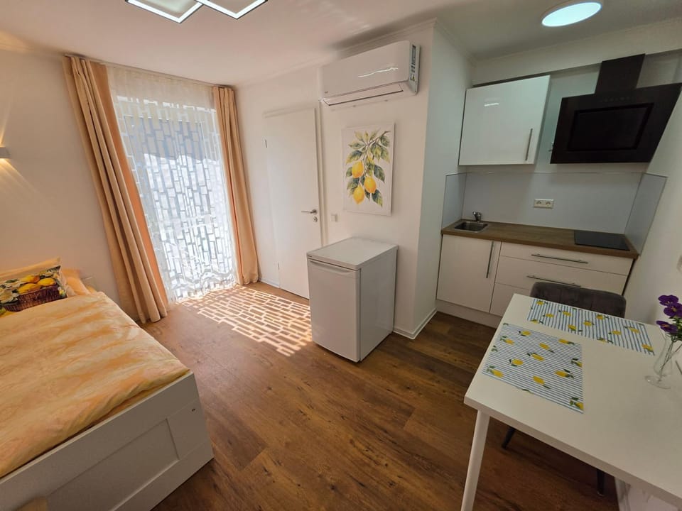 Bed, Kitchen or kitchenette, Photo of the whole room, Bedroom