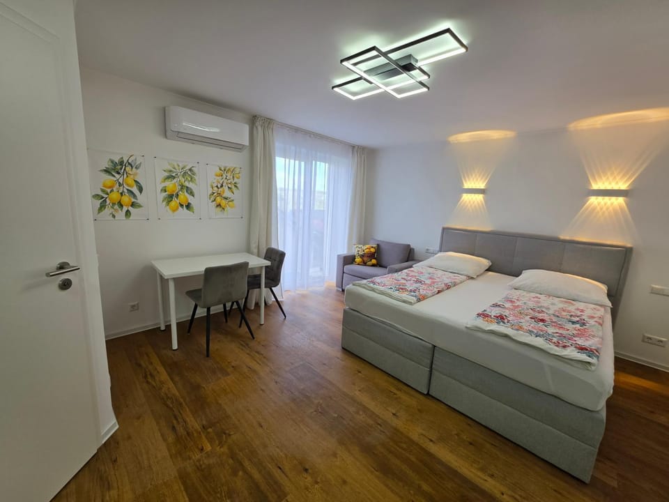 Bed, Photo of the whole room, Seating area, Dining area, Bedroom, air conditioner