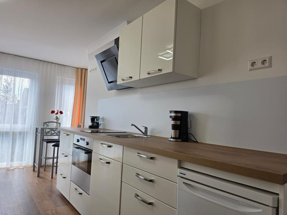 Coffee/tea facilities, Kitchen or kitchenette, stove