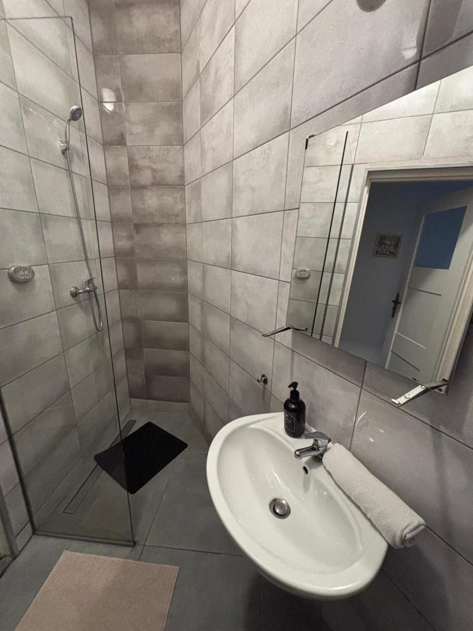 Damrota Rooms with Mezzanine l Katowice Apartment in Poland