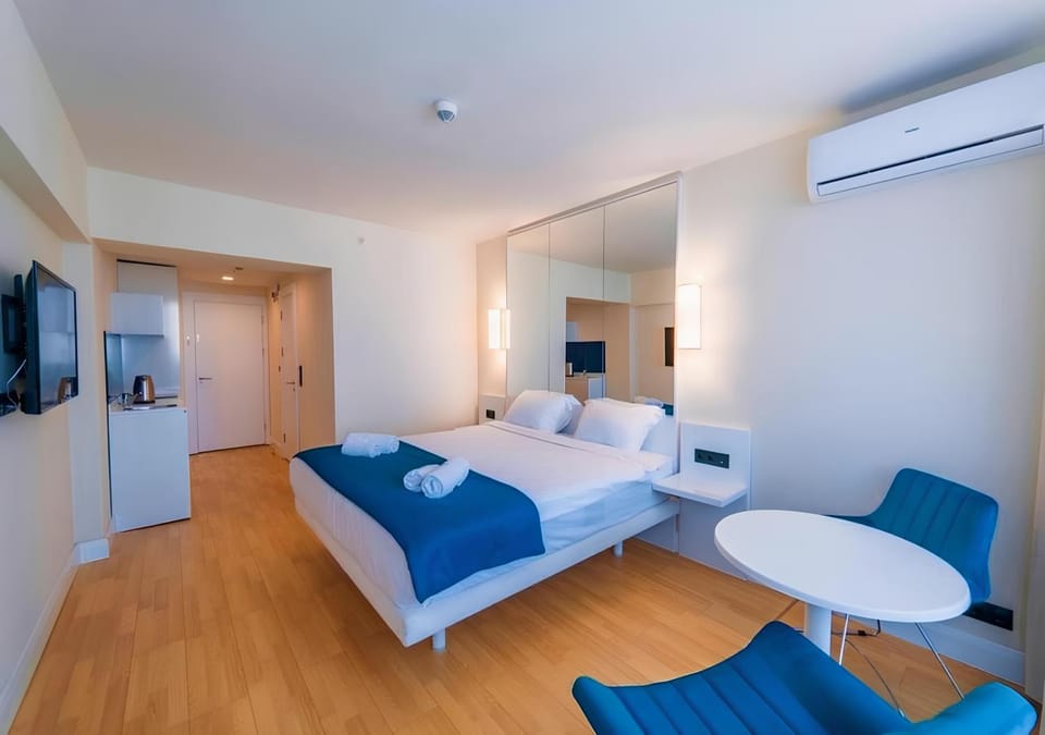 Communal lounge/ TV room, Bed, TV and multimedia, Living room, Photo of the whole room, Seating area, Evening entertainment, Bedroom, air conditioner
